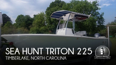 2017 Sea Hunt Triton 225