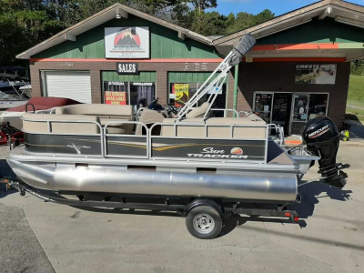 2021 Sun Tracker Party Barge® 18 DLX